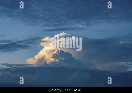 Überragende Cumulonimbus-Wolke, Gewitterwolke, Gewitter über der Schwäbischen Alb, beleuchtet von der Abendsonne, dramatische Wolkenbildung, volle Größe, Bade Stockfoto