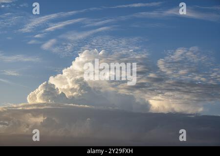 Überragende Cumulonimbus-Wolke, Gewitterwolke, Gewitter über der Schwäbischen Alb, beleuchtet von der Abendsonne, dramatische Wolkenbildung, volle Größe, Bade Stockfoto