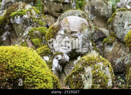 Nahaufnahme der moosbedeckten Steinstatue von rakan, dem Schüler Buddhas, dem Otagi Nenbutsu-JI-Tempel, Kyoto, Japan, Asien Stockfoto