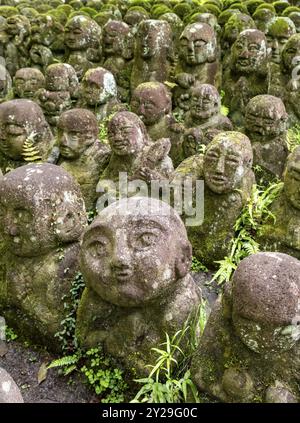 Moosbedeckte Steinstatuen von Rakanen, den Jüngern Buddhas, dem Otagi Nenbutsu-JI-Tempel, Kyoto, Japan, Asien Stockfoto