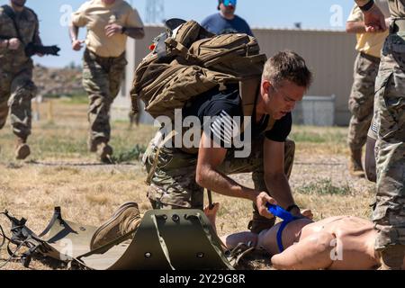 Luftmann 1st Class Adam Moster, 22nd Operational Medical Readiness Squadron BioEnvironmental Engineering Technician, platziert während der jährlichen Medic Rodeo Commando Challenge auf der Cannon Air Force Base, New Mexico, am 15. August 2024 einen Tourniquet an einer Schaufensterpuppe. Für die Herausforderung mussten die Teams eine Viertelmeile laufen, vier Tourniquets auf einer Schaufensterpuppe platzieren, 100 Meter mit der Schaufensterpuppe und zwei 45-Pfund-Gewichten sprinten, 80 Liegestütze und 80 Burpees absolvieren, eine Kreuzung auf der Schaufensterpuppe platzieren und 100 Meter zurücksprinten, um die Ziellinie zu überqueren. (Foto der U.S. Air Force von Senior Airman Felicia Przydzial) Stockfoto