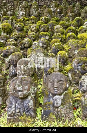 Moosbedeckte Steinstatuen von Rakanen, den Jüngern Buddhas, dem Otagi Nenbutsu-JI-Tempel, Kyoto, Japan, Asien Stockfoto