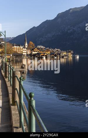 Blick auf Hallstatt und Hallstättersee. Morgens im Herbst. Gutes Wetter, blauer Himmel. Hallstatt, Gmunden, Salzkammergut, Oberösterreich, Österreich, Eur Stockfoto