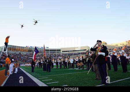 Ein Paar Apache Helikopter vom 3. Squadron, 6. Air Calvary Regiment, Combat Aviation Brigade, 1. Armored Division, führt einen Überflug durch, während die 1. Armored Division Band die National Anthem spielt, um das Fußballspiel UTEP gegen Southern Utah im Sun Bowl El Paso, Texas, 7. September 2024 zu starten. Neben dem Überflug nahm die 1st Armored Division an den 915 Heroes Night Festivitäten mit interaktiven militärischen Fahrzeugausstellungen und dem Münzwurf von Generalmajor Curt Taylor Teil (Fotos der US Army von Staff Sgt. Felix Mena). Stockfoto