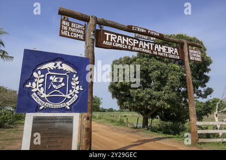 Eingang der berühmten Transpantaneira-Straße (hier beginnt der Pantanal) mit Regierungslogo (mehr als reine Macht) im nördlichen Pantanal, Mato Gr Stockfoto