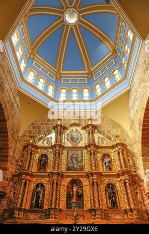 Flacher Blick auf die Kuppel in der beeindruckenden Kolonialkathedrale der Unbefleckten Empfängnis, Licht fällt herein, Barichara, Kolumbien, Südamerika Stockfoto