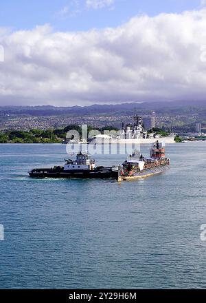 PEARL HARBOR, Hawaii (4. September 2024) Virginia-Klasse-U-Boot USS North Carolina (SSN 777) erreicht Dry Dock 1 in der Pearl Harbor Naval Shipyard und Intermediate Maintenance Facility (PHNSY & IMF) am 4. September 2024. North Carolina befindet sich während der Depot-Modernisierungsphase in der Werft, in der das Projektteam der Werft und die Schiffsbesatzung dem Schiff die geplanten Instandhaltungsmaßnahmen und Umbauten überlassen. Die Mission von PHNSY und IWF besteht darin, schnell angreifende U-Boote und Überlandschiffe der Marine zu reparieren, zu warten und zu modernisieren, um die Flotte der Navy „fit für den Kampf“ zu halten. (Foto der US Navy von Camey Streff) Stockfoto