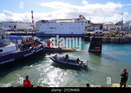 PEARL HARBOR, Hawaii (4. September 2024) die Seeleute an Bord des Schnellangriffs-U-Boots USS North Carolina (SSN 777) der Virginia-Klasse werfen Linien, als es in Dry Dock 1 bei der Pearl Harbor Naval Shipyard und der Intermediate Maintenance Facility (PHNSY & IMF) am 4. September 2024 eindringt. North Carolina befindet sich während der Depot-Modernisierungsphase in der Werft, in der das Projektteam der Werft und die Schiffsbesatzung dem Schiff die geplanten Instandhaltungsmaßnahmen und Umbauten überlassen. Die Mission von PHNSY und IWF besteht darin, schnell angreifende U-Boote und Überlandschiffe der Marine zu reparieren, zu warten und zu modernisieren, um die Flotte der Navy „fit für den Kampf“ zu halten. (U. Stockfoto