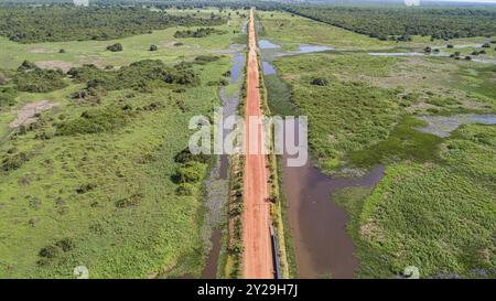 Aus der Vogelperspektive der Transpantaneira-Straße, die gerade die typische Landschaft der North Pantanal Feuchtgebiete, Mato Grosso, Brasilien, Südamerika durchquert Stockfoto