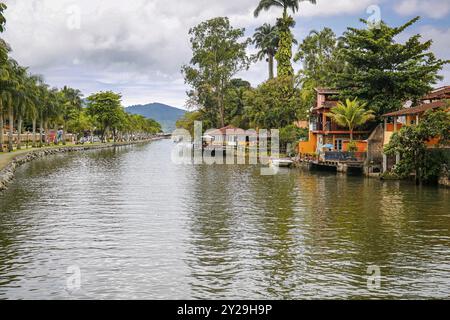 Blick auf den Fluss Pereque-ACU mit Häusern und Vegetation und Regenwaldberg in der UNESCO-Weltkulturerbestätte Paraty, Brasilien, Südamerika Stockfoto