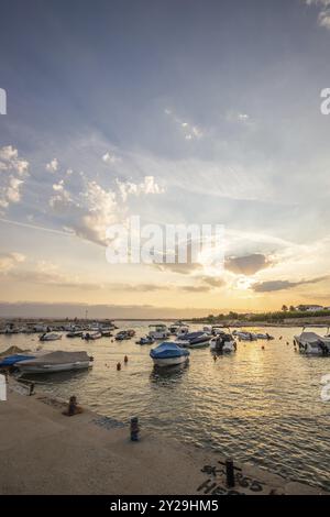 Strand mit kleinem Hafen, morgens. Wunderschöner Sonnenaufgang am Mittelmeer. Mittelmeerküste und Landschaft der Insel Vir, Zadar, D Stockfoto