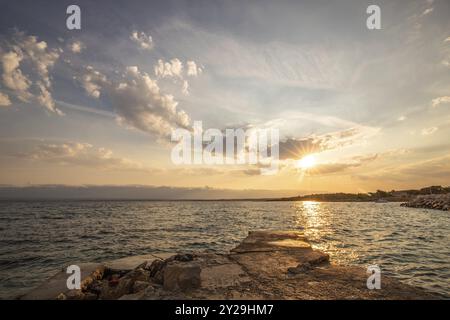 Bucht mit einem kleinen Steg oder Pier am Morgen. Wunderschöner Sonnenaufgang am Mittelmeer. Mittelmeerküste und Landschaftsstrand Plasa Loziceder. Insel Stockfoto