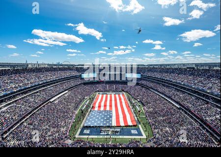 Drei US Army UH-60M Black Hawks aus dem 1. Bataillon der New Jersey National Guard, 150th Assault Helicopter Regiment, Flyover MetLife Stadium in East Rutherford, New Jersey, 8. September 2024. Das 1-150th Assault Helicopter Regiment bot einen Überflug vor dem ersten Spiel der New York Giants. (Foto der Nationalgarde der US-Armee von Sgt. Michael Schwenk) Stockfoto