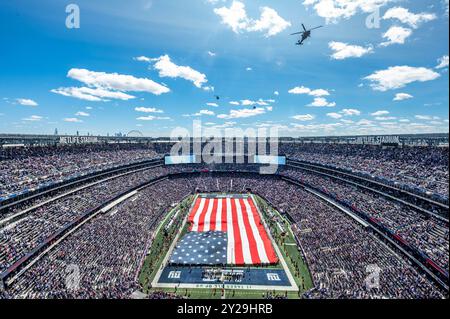 Drei US Army UH-60M Black Hawks aus dem 1. Bataillon der New Jersey National Guard, 150th Assault Helicopter Regiment, Flyover MetLife Stadium in East Rutherford, New Jersey, 8. September 2024. Das 1-150th Assault Helicopter Regiment bot einen Überflug vor dem ersten Spiel der New York Giants. (Foto der Nationalgarde der US-Armee von Sgt. Michael Schwenk) Stockfoto