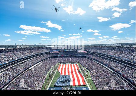 Drei US Army UH-60M Black Hawks aus dem 1. Bataillon der New Jersey National Guard, 150th Assault Helicopter Regiment, Flyover MetLife Stadium in East Rutherford, New Jersey, 8. September 2024. Das 1-150th Assault Helicopter Regiment bot einen Überflug vor dem ersten Spiel der New York Giants. (Foto der Nationalgarde der US-Armee von Sgt. Michael Schwenk) Stockfoto