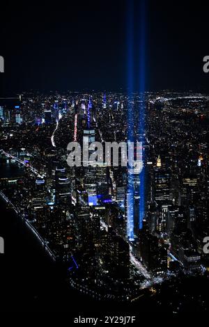 Ein LC-130 Hercules Flugzeug vom 109. Airlift Wing führt einen Trainingsflug in der Nähe der Tribute Lights, New York City, New York, 11. September 2021 durch. Tribute in Light ist eine öffentliche Kunstinstallation, die erstmals sechs Monate nach 9/11 und dann jedes Jahr seit der Dämmerung bis zum Morgengrauen in der Nacht des 11. September präsentiert wird. (Foto der U.S. Air National Guard von Senior Airman Jocelyn Tuller) Stockfoto