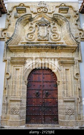 Nahaufnahme des herrlichen Eingangsportals des Palastes der Inquisition in der Altstadt von Cartagena, Kolumbien, Südamerika Stockfoto