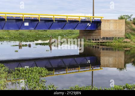 Neue Stahlbrücke des Transpantaneira, die einen Fluss in den North Pantanal Wetlands überquert, Mato Grosso, Brasilien, Südamerika Stockfoto