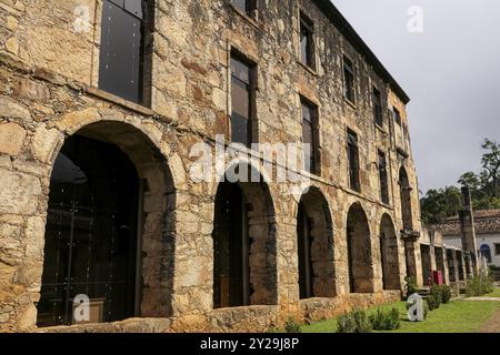 Blick auf das historische restaurierte Museum von Sanctuary Caraca mit Bögen und Fenstern, Minas Gerais, Brasilien, Südamerika Stockfoto