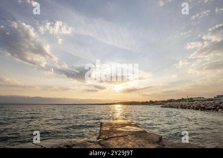 Bucht mit einem kleinen Steg oder Pier am Morgen. Wunderschöner Sonnenaufgang am Mittelmeer. Mittelmeerküste und Landschaftsstrand Plasa Loziceder. Insel Stockfoto