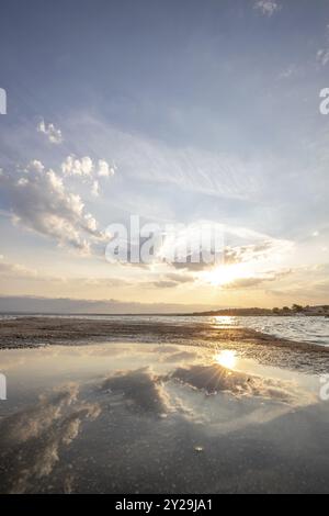 Bucht mit einem kleinen Steg oder Pier am Morgen. Wunderschöner Sonnenaufgang am Mittelmeer. Mittelmeerküste und Landschaftsstrand Plasa Loziceder. Insel Stockfoto