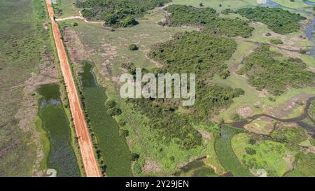 Luftaufnahme der Transpantaneira Schotterstraße mit Lagunen rechts und links, durch die typische Landschaft der North Pantanal Feuchtgebiete, Mato Grosso, Brasilien, Stockfoto