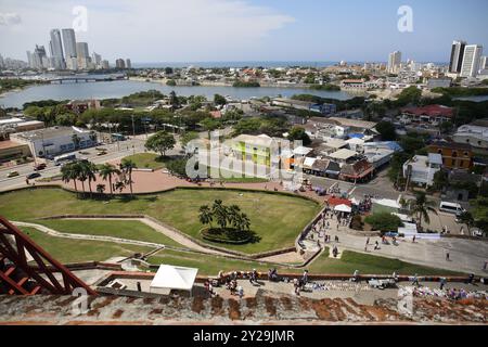 Panoramablick auf die neue und alte Stadt Cartagena mit Meer an einem sonnigen Tag vom Schloss San Felipe de Barajas, Kolumbien, Südamerika Stockfoto