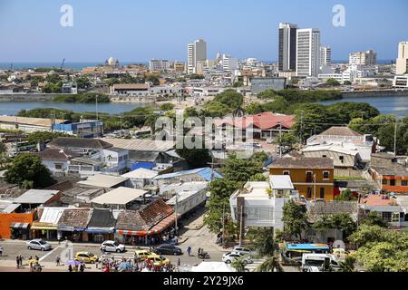 Blick vom Schloss San Felipe de Barajas auf die Stadt an einem sonnigen Tag mit weißen Wolken, Cartagena, Kolumbien, Südamerika Stockfoto