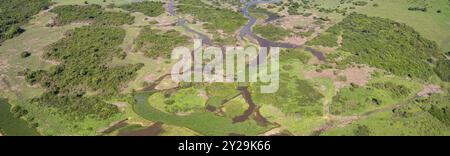 Luftaufnahme Panorama der typischen Pantanal Feuchtgebiete Landschaft mit Lagunen, Wald, Wiesen, Fluss, Feldern, Mato Grosso, Brasilien, Südamerika Stockfoto