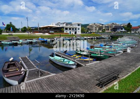 AIX-LES-BAINS, FRANKREICH – 5. JUL 2024 – Tagesansicht der Boote auf dem Lac du Bourget See in Savoie, Alpen, Frankreich, in Aix-Les-Bains, einem Kurort auf der berühmten Fo Stockfoto