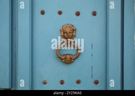 Nahaufnahme einer hellblauen Holztür mit Metalltürring und Nägeln in der historischen Stadt Barichara, Kolumbien, Südamerika Stockfoto