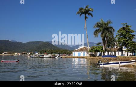 Blick auf die Uferpromenade der historischen Stadt Paraty und die Berge des Atlantischen Waldes an einem sonnigen Tag, Brasilien, UNESCO-Weltkulturerbe, Südamerika Stockfoto