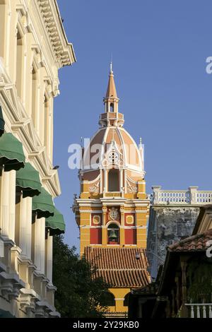 Nahaufnahme des Uhrenturms der Kathedrale und der Fassade des Weißen Hauses mit blauem Himmel, Cartagena, Kolumbien, UNESCO-Weltkulturerbe, Südamerika Stockfoto