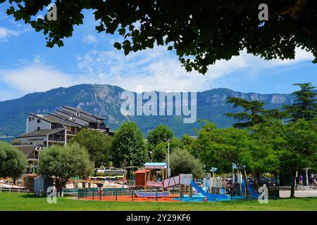 AIX-LES-BAINS, FRANKREICH – 5. JUL 2024 – Tagesblick auf Aix-Les-Bains im Sommer, ein Kurort am Lac du Bourget-See in Savoie, Alpen, Frankreich, berühmt für Stockfoto