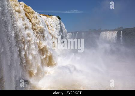 Nahaufnahme der mächtigen Iguazu-Wasserfälle in der Sonne Stockfoto