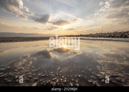 Bucht mit einem kleinen Steg oder Pier am Morgen. Wunderschöner Sonnenaufgang am Mittelmeer. Mittelmeerküste und Landschaftsstrand Plasa Loziceder. Insel Stockfoto