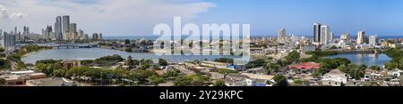 Panorama der alten und neuen Stadt Cartagena mit Meer an einem sonnigen Tag vom Schloss San Felipe de Barajas, Kolumbien, Südamerika Stockfoto