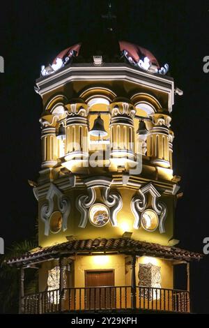 Nahaufnahme des beleuchteten Uhrenturms der Kirche Saint Barbara bei Nacht, Santa Cruz de Mompox, Kolumbien, Weltkulturerbe, Südamerika Stockfoto