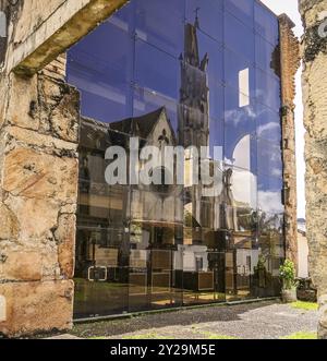 Spiegelspiegelung der Kirche in der Glasfassade des Museums, Sanctuary Caraca, Minas Gerais, Brasilien, Südamerika Stockfoto