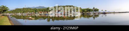 Luftpanorama der Mündung des Flusses Pereque-ACU und des Gebiets Pontal mit Spiegelreflexen der Morgensonne in der UNESCO-Weltkulturerbestätte Paraty, Brasilien, S Stockfoto