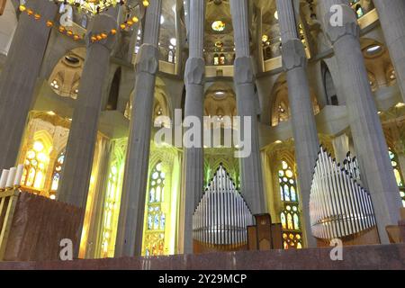 Architektur Detail von Fenstern, Decken und Säulen in La Sagrada Familia, Barcelona von Gaudi Stockfoto