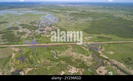 Luftaufnahme von Transpantaneira Schotterstraße durch die typische Pantanal Feuchtlandschaft mit Lagunen, Flüssen, Wiesen und Wäldern, Mato Grosso, Brasilien Stockfoto