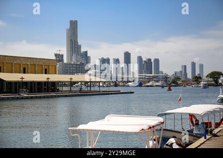 Blick vom Bodeguita Pier auf die moderne Stadt mit Wolkenkratzern, Bolldächern im Vordergrund, Cartagena, Kolumbien, Südamerika Stockfoto