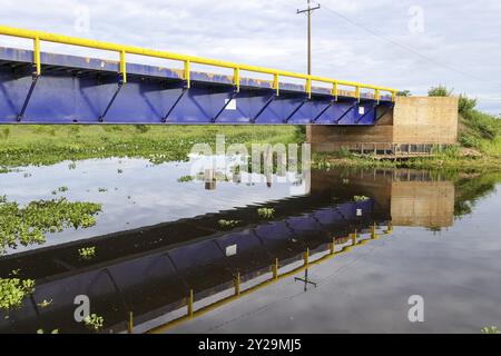 Neue Stahlbrücke des Transpantaneira, die einen Fluss in den North Pantanal Wetlands überquert, Mato Grosso, Brasilien, Südamerika Stockfoto