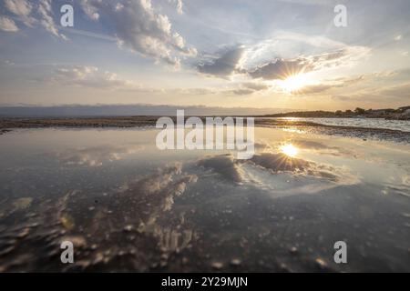 Bucht mit einem kleinen Steg oder Pier am Morgen. Wunderschöner Sonnenaufgang am Mittelmeer. Mittelmeerküste und Landschaftsstrand Plasa Loziceder. Insel Stockfoto