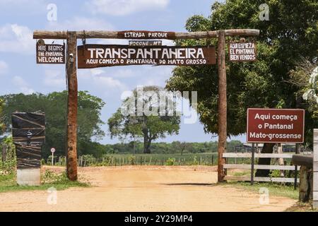 Eingang der berühmten Transpantaneira Straße im nördlichen Pantanal, Mato Grosso, Brasilien, Südamerika Stockfoto