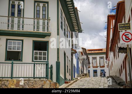 Blick auf eine kopfsteingepflasterte Straße, die von hübschen Kolonialhäusern eingerahmt ist, in Diamantina, Minas Gerais, Brasilien, Südamerika Stockfoto