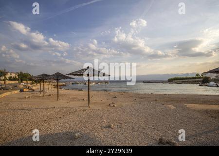 Bucht mit einem kleinen Hafen, morgens. Wunderschöner Sonnenaufgang am Mittelmeer. Mittelmeerküste und Landschaft Plasa Lozice Strand auf der isla Stockfoto