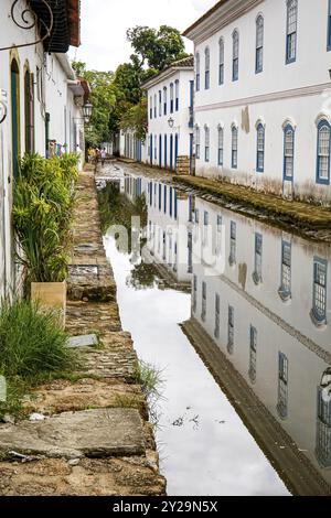 Überflutete enge Straße bei Flut mit Reflexionen von Kolonialhäusern in der historischen Stadt Paraty, Brasilien, UNESCO-Weltkulturerbe, Südamerika Stockfoto