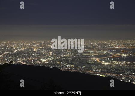 Beleuchtete Kobe City in Japan bei Nacht von hoch oben Stockfoto